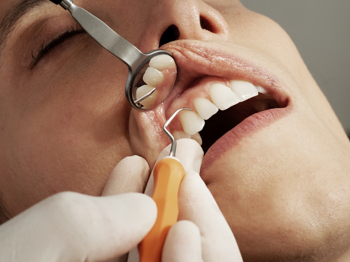 Dentista analisando exames